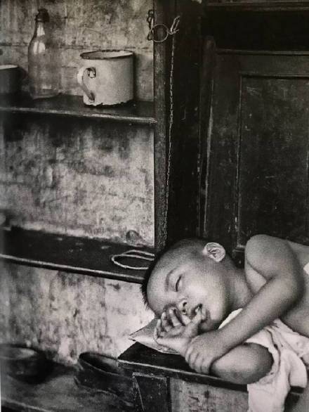 他是东方街头摄影大师，记录了50年前的香港街头