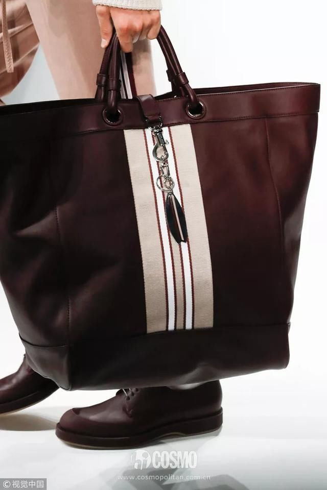 T型台｜艾玛罗伯茨这一身真好看，不过这是去看秀还是去上班？