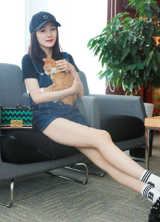 迪丽热巴的腿，关晓彤的腿，杨幂的腿，都不及她的腿吸睛！