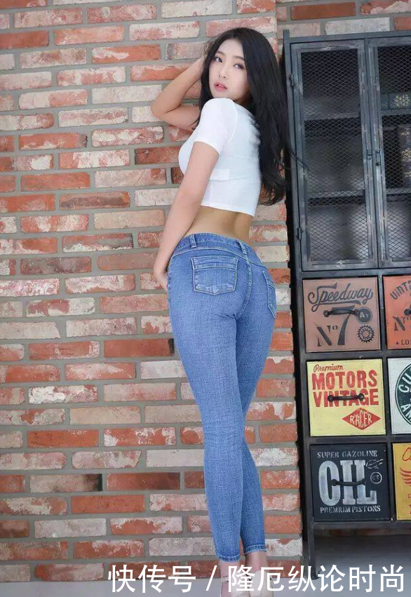 街拍:清澈甜美牛的仔裤女神,展现美好身段,尽显优雅气质!!