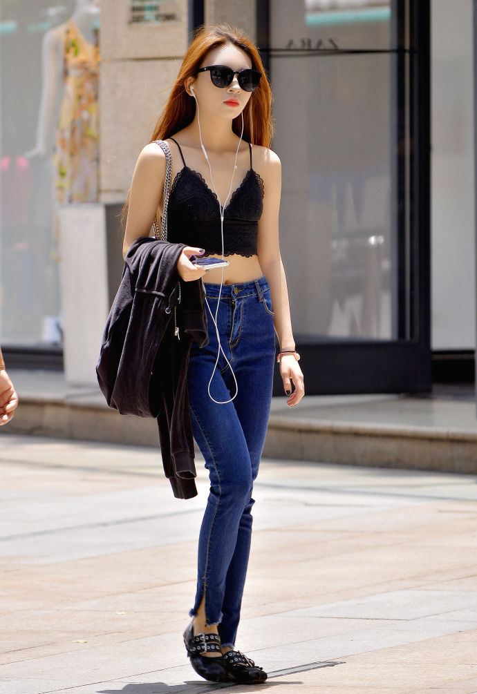 时尚街拍，仙气十足的长裙，彰显时尚的魅力!