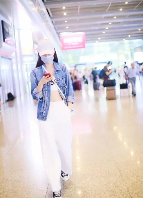 乔欣的穿衣风格直接变了，清纯不再，网友：穿个抹胸就出门