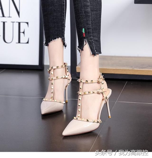 方锥铆钉布置于丁字式扣带上的性感高跟鞋