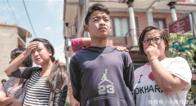 中国小伙在尼泊尔，被当地姑娘团团围住求爱你缺女朋友吗