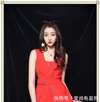 关晓彤气质太奇怪！仙女烫秒变大妈卷，网友咋看都不像21岁！