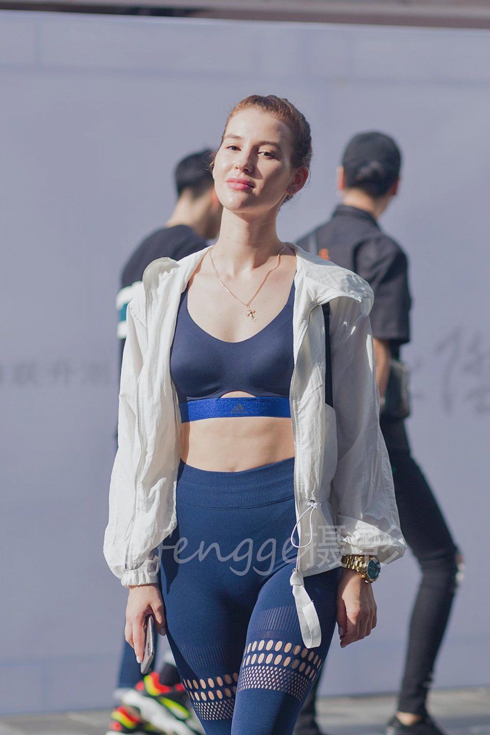 街拍:偶遇健身服版金刚芭比，穿搭时尚颜值高，网友赞叹太美了