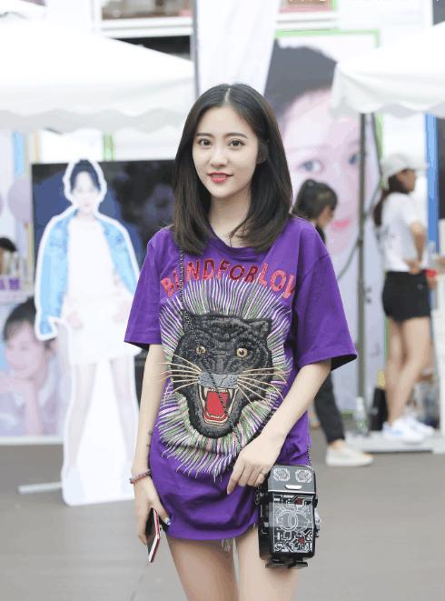 路人街拍：小姐姐穿衣很个性，路人都说美女与野兽的组合！