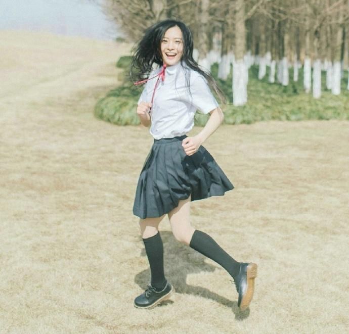 长发校服美女丝袜美腿性感写真图片