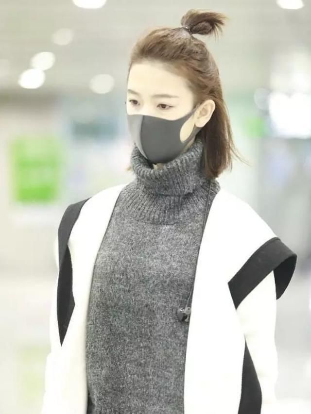  『看起来』陈瑶扎丸子头清新减龄，黑白灰服饰简约时尚，眼眸灵动