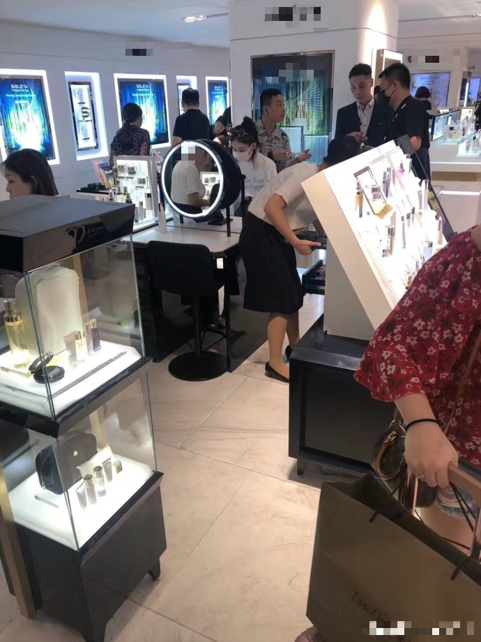 网友偶遇赵丽颖商场购物 美妆柜台前仔细试妆