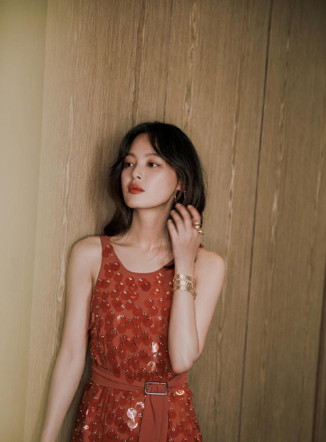 32岁辛芷蕾撞衫21岁关晓彤，同穿连衣裙，输了年龄赢了气质