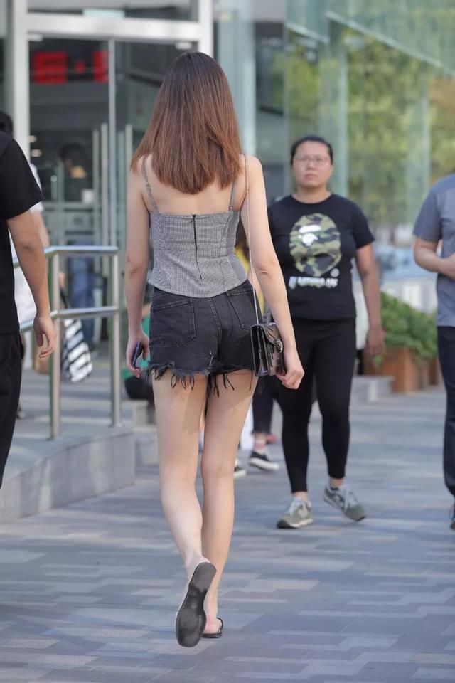 街拍美丽：青纯少女，笑起来很迷人，你们喜欢这种类型吗？