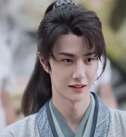 红领:王一博《有翡》造型撞型?黑衣红领穿了魏无羡衣服?碾压的太惨
