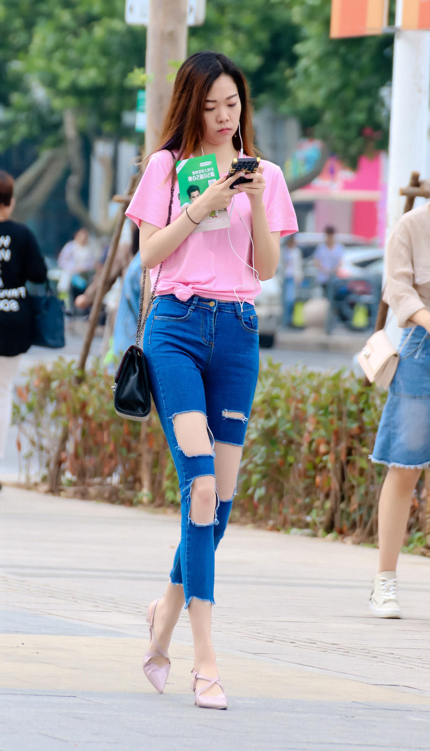 小姐姐破洞牛仔裤白皙美腿大摇大摆的展现出来，错认为乞丐裤