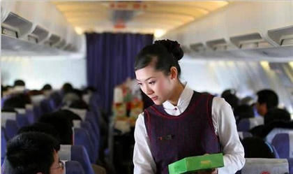 飞机上的空姐，为什么都穿裙子而不穿长裤？