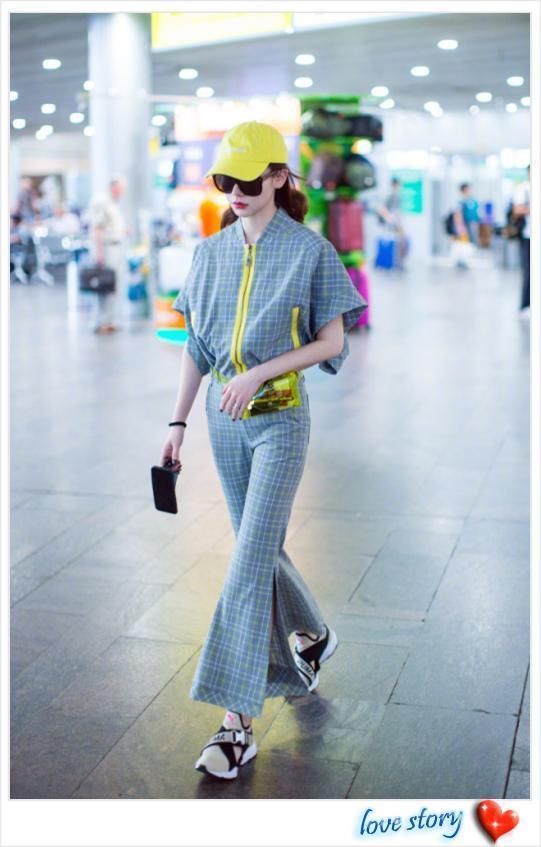 当戚薇和李沁同穿格子阔腿裤,才知道P图与不P图的差距有多大!