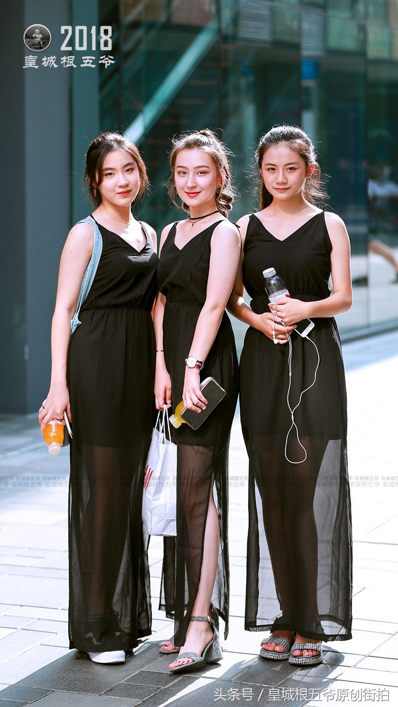 街拍:跟着三里屯潮拍美女来学日常淑女风穿搭