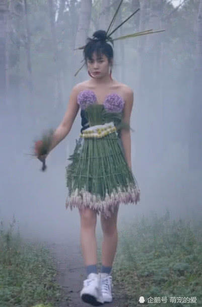 18岁妹子把“蔬菜”当衣服，看到胡萝卜的作用，我真的懵了！