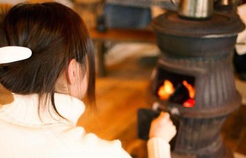  [暖炉]冬天日本像东北一样冷，他们又没有炕，是靠什么取暖的呢