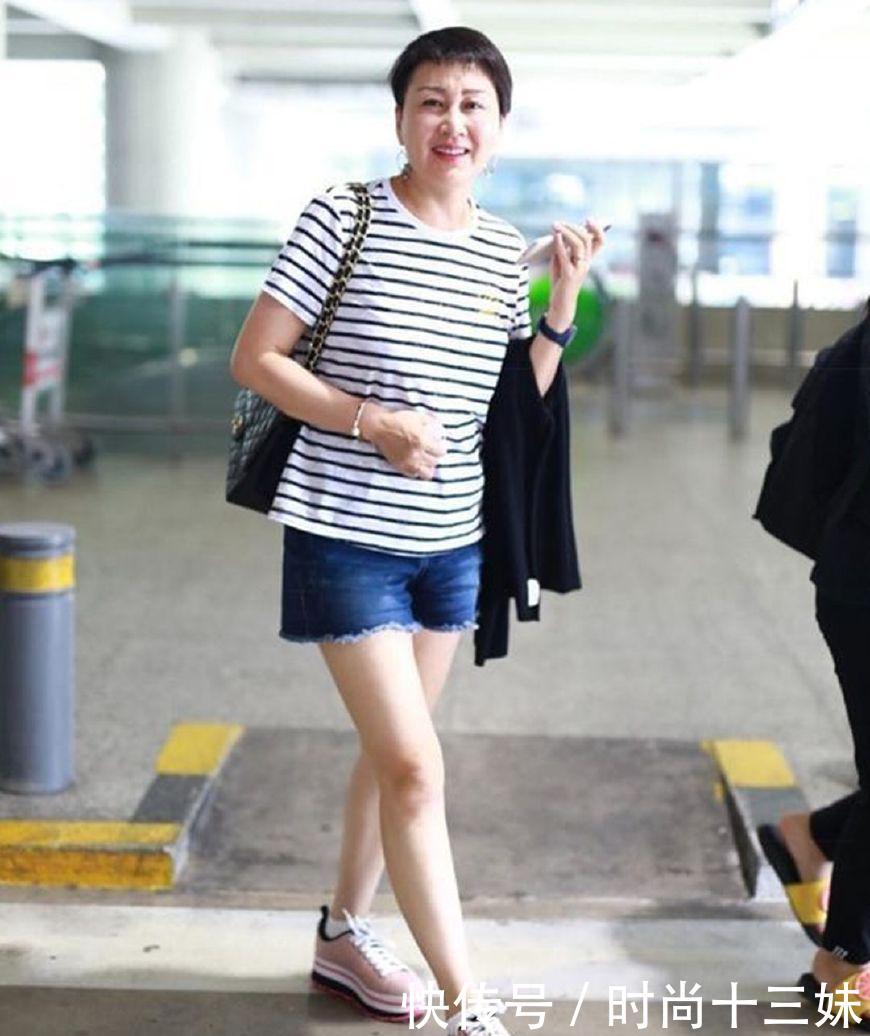 张凯丽不服老，粉西装大玩下衣失踪，哪个56岁奶奶敢这样？