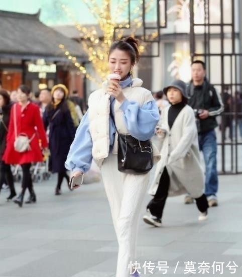 『美女』街拍:身穿白色裙美女,姿色天成,优雅端庄