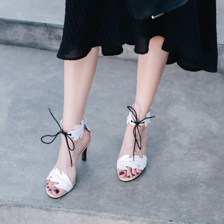 纤细脚踝很撩人，穿上绑带凉鞋，拉长双腿，盈盈一握的玉足惹人怜