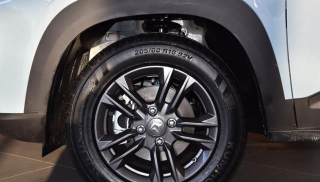倒车:油耗不到6L,丐版就配倒车影像,这SUV很懂年轻人,最贵还不到9万