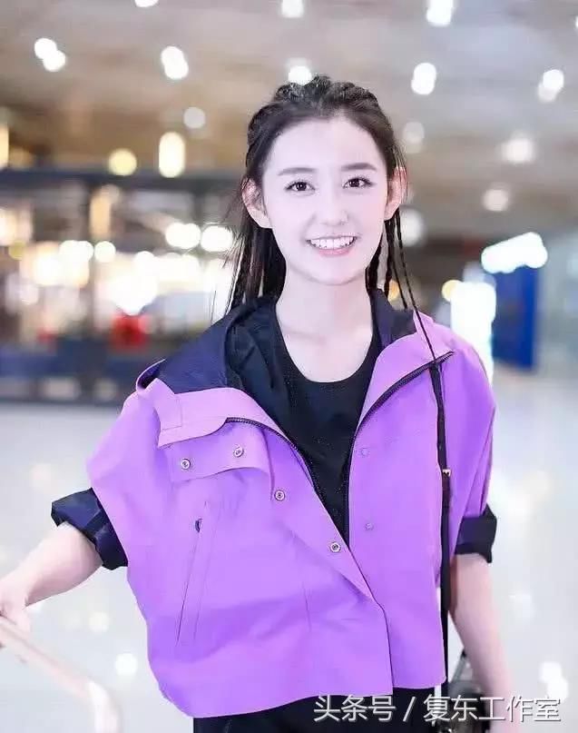 17岁的蒋依依美出天际，这颜值高出宋祖儿一半，网友：呵呵