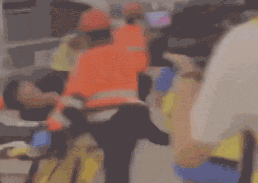 央视：在中国香港拿美国国旗追打同胞 岂有此理！