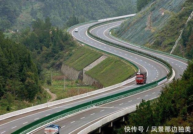 非洲小伙来中国旅游，看到山区蜿蜒公路，直呼：你们太谦虚了