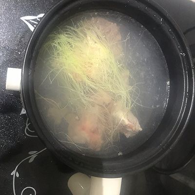 胡萝卜:胡萝卜玉米排骨汤