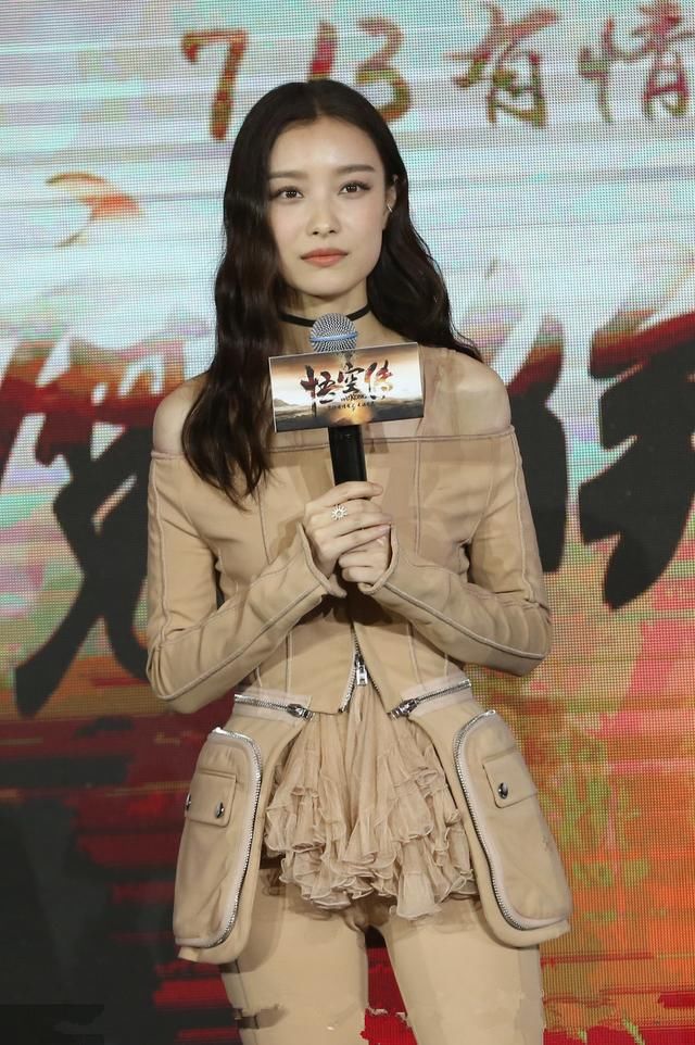 倪妮硬是把喇叭裤穿成了“工装裤”，要不是腿长真看不入眼！