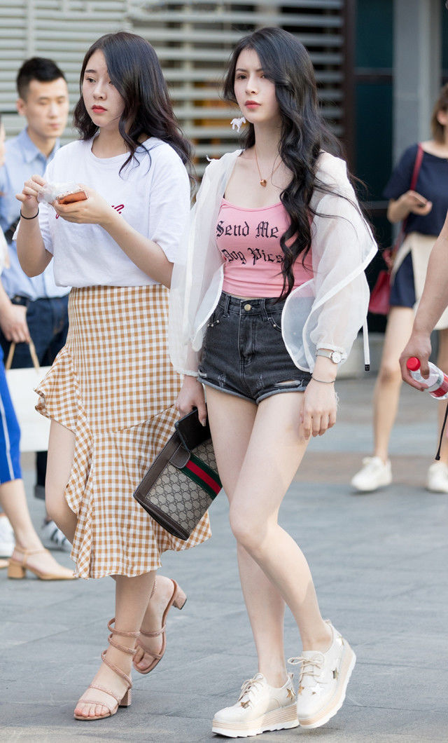 街拍：透气上衣配热裤，小姐姐的身材婀娜迷人