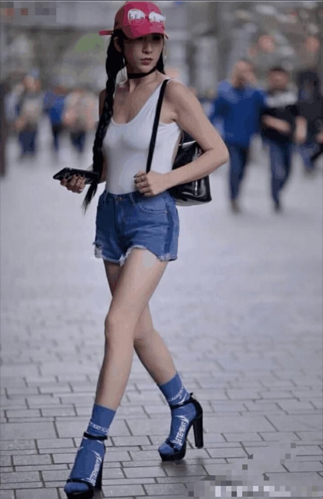 街拍：高贵冷艳展现女王风范，丰满身材让路人不忍直视
