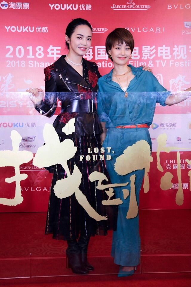 姚晨身穿皮质单品，身材看起来好了不少，秋天跟她学就对了