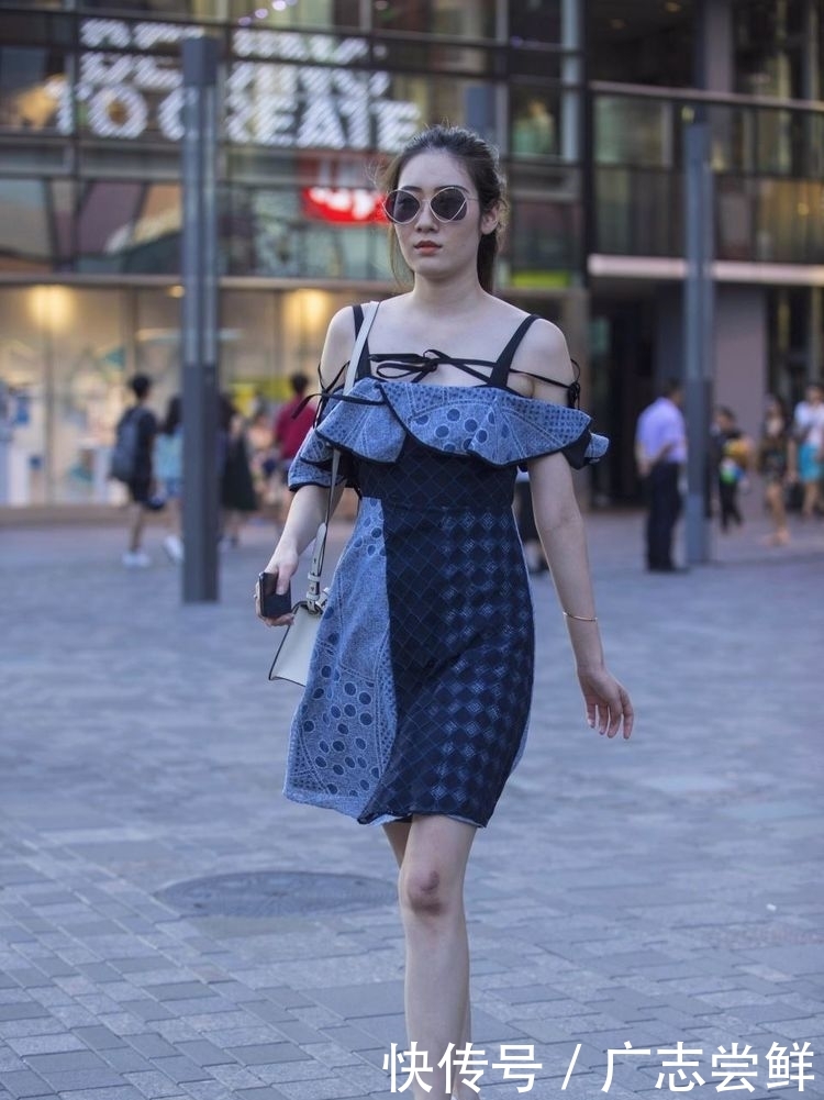 看起来■街拍:穿吊带裙的女神看起来很舒服,不知迷倒了多少人