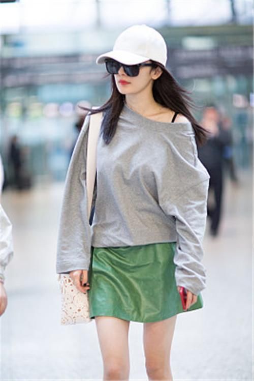 杨幂胆太大, 裙子与胯平齐了, 网友: 刘恺威还不来管管?