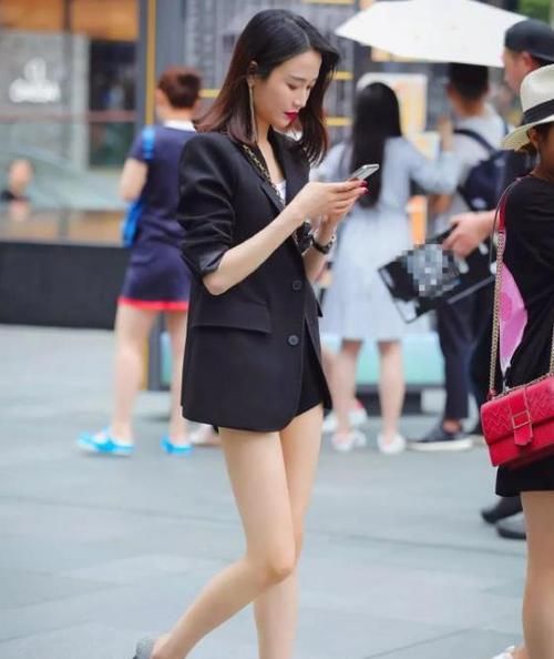  「秋月」街拍：皎若秋月的美女，一件白色短袖配黑色短裙，时尚女性气质范
