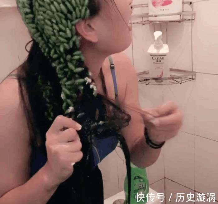 农村美女用苍耳做了一件裙子穿在身上，洗澡的时候就尴尬了！