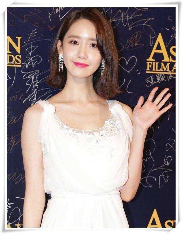 林允儿太个性！穿一条蕾丝睡衣就走红毯？网友：韩星的时尚我不懂