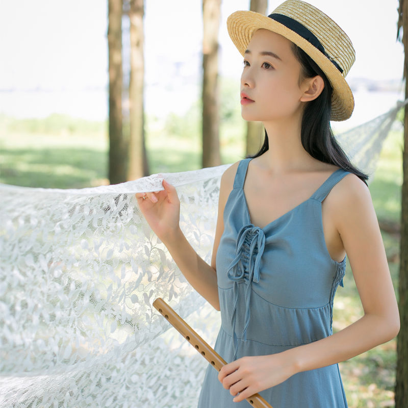 小小的性感和妩媚，吊带裙撩动这个美丽的夏天