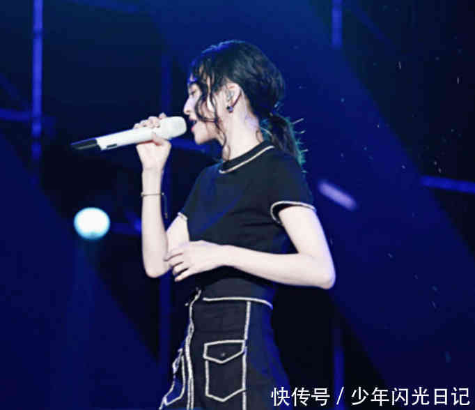 张韶涵是仙子下凡吗，头发被打湿依旧美翻天，黑衣穿扮魅力十足！