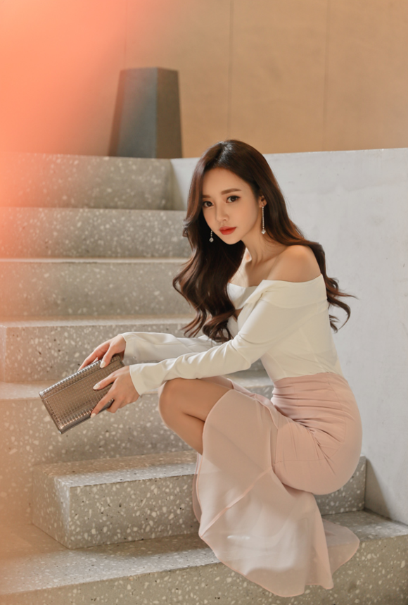 女神孙允珠，绯色霓虹馨雪中空修身百搭裙