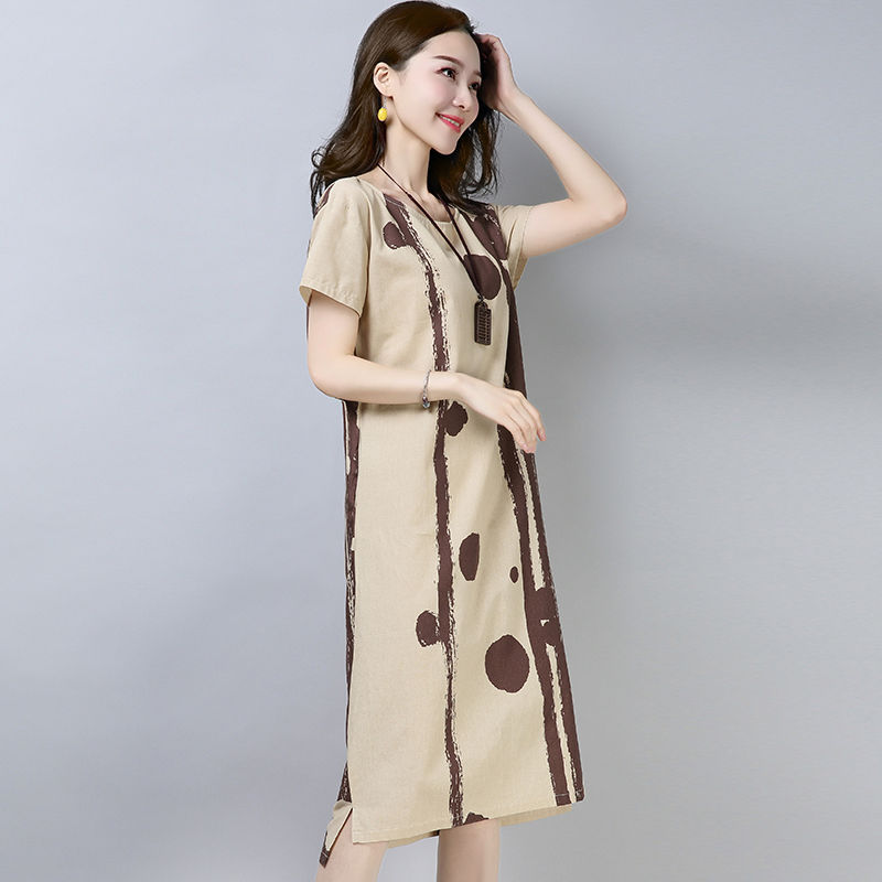 40岁小姨一点都不显老，初秋穿大码棉麻裙，百搭添年轻