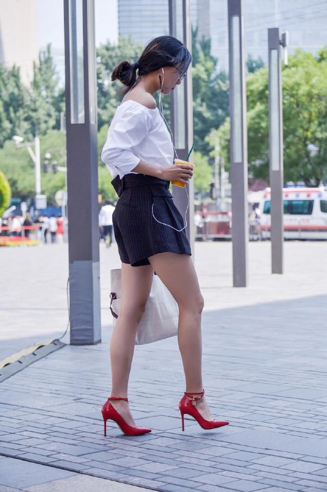 身材高挑的颜值美女，穿上12公分的红色高跟鞋，气质完全不一样！