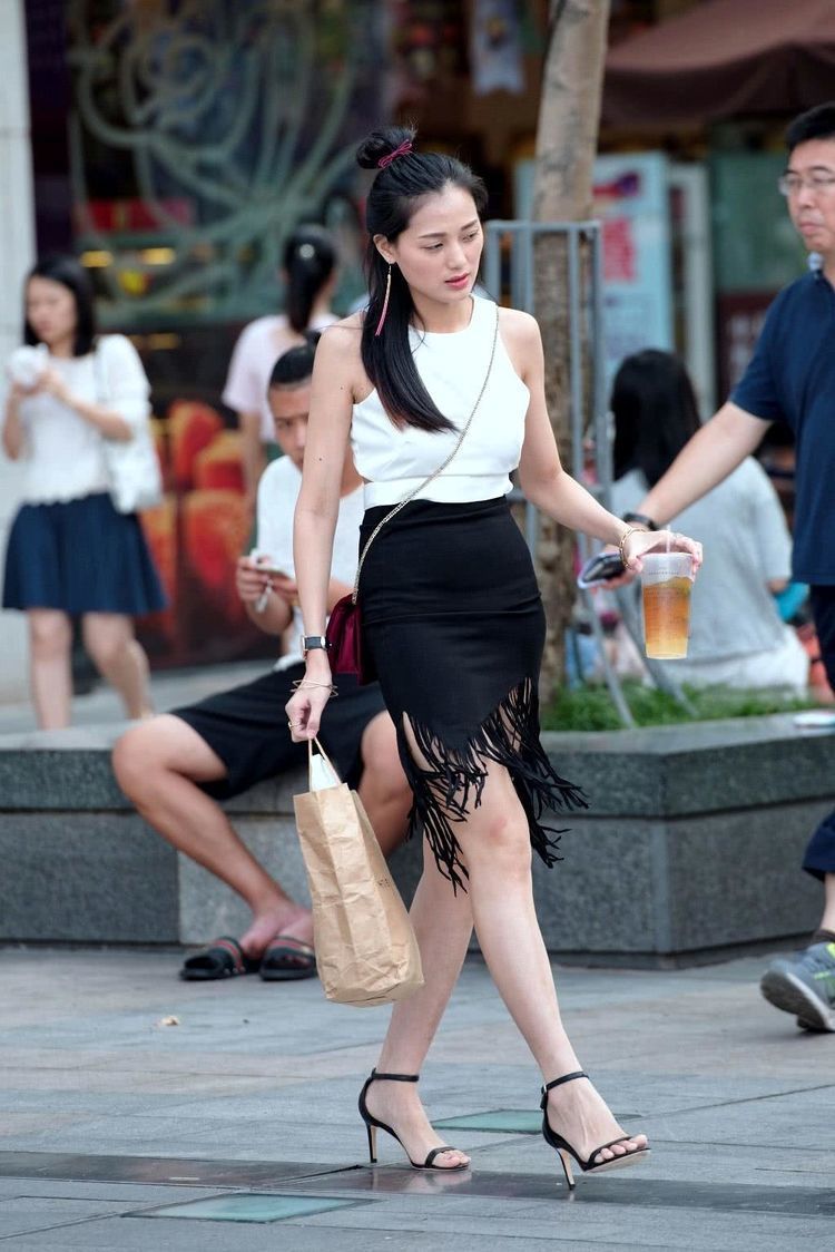 路人街拍：好清爽的小姐姐，吊带紧身裙凸显出白皙性感的身材