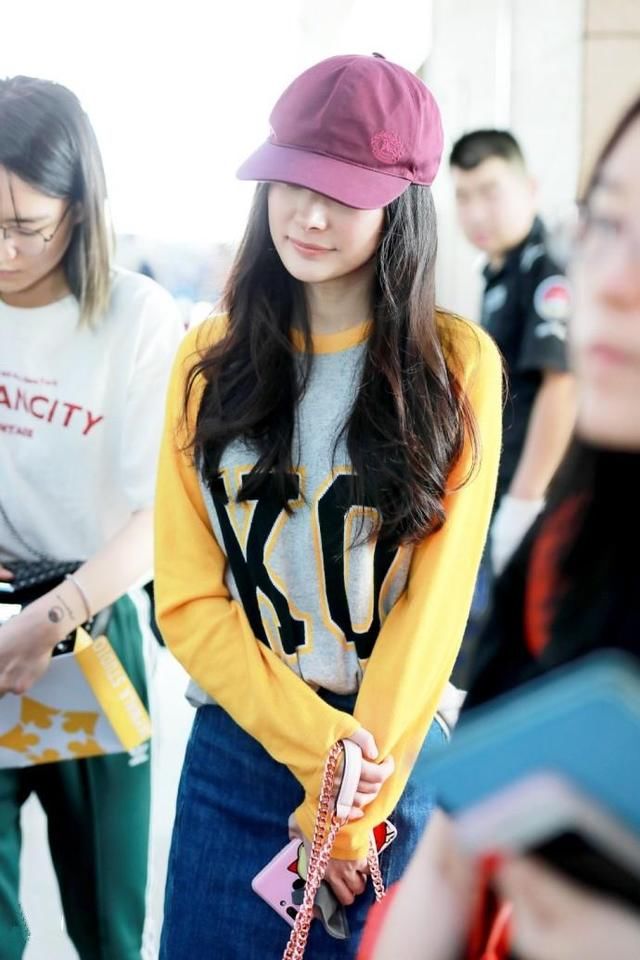 杨幂字母T配牛仔裙造型现身机场，网友：休闲风的幂幂也很美