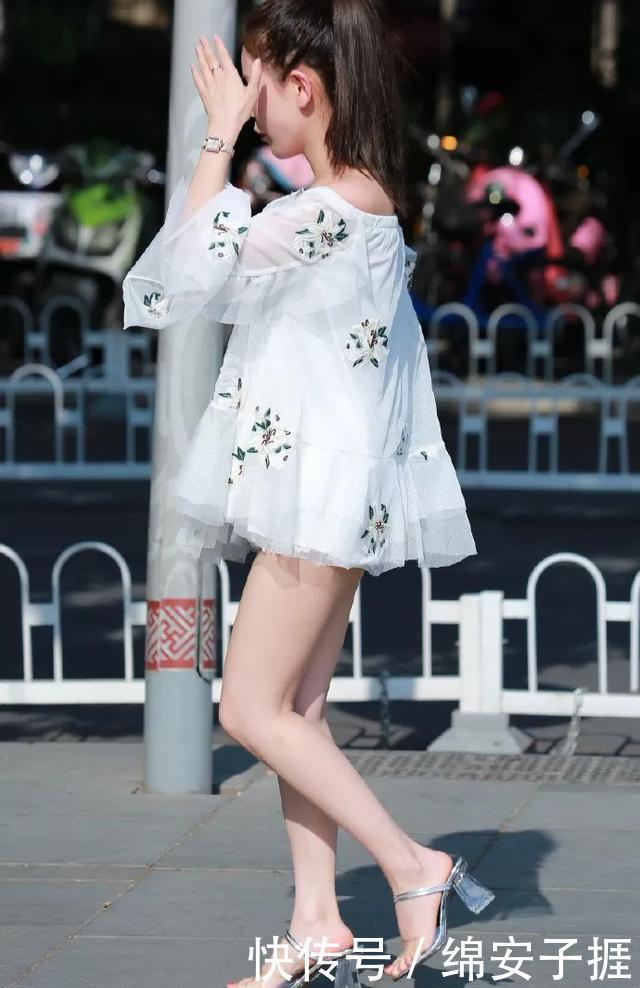 『尽显』美女搭配一双高跟鞋,既性感又带着魅力,尽显了身材的优点