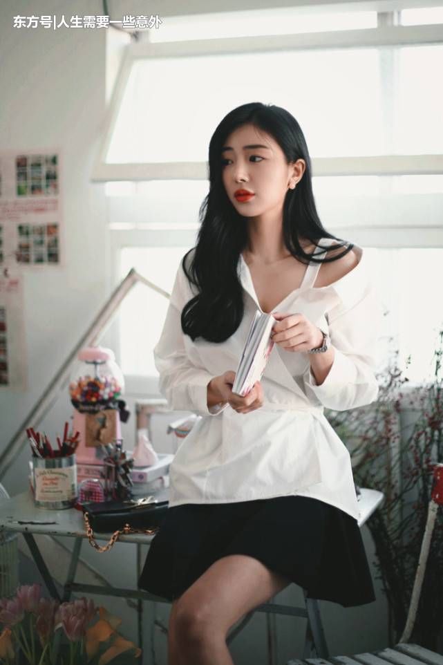 清秀俏丽的气质美女，精致短裙纯美又大气，冷艳文艺风气场很足!