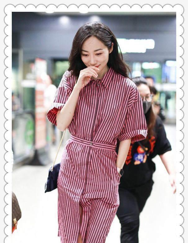 何穗穿条纹裙真不一样，对比起来韩雪腿好短，网友：超模就是超模